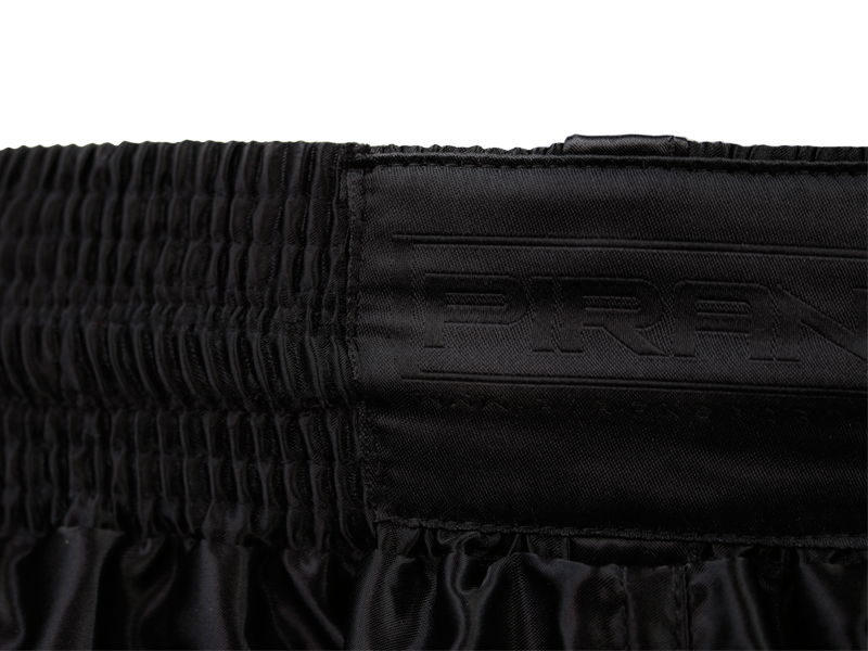Brutálně černý a kvalitní
materiál šortek umožňuje
volný pohyb při tréninku
(klouže po těle).