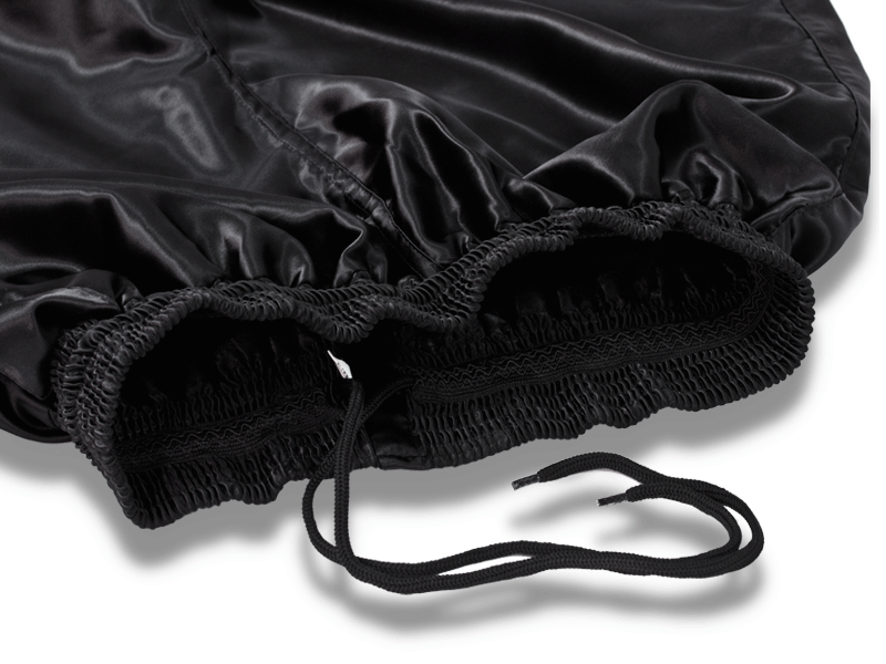Černý pásek s gumovým vzorkem uvnitř pasu zamezuje posunu šortek.

V případě potřeby je možno šortky dotáhnout pomocí šňůrky.
